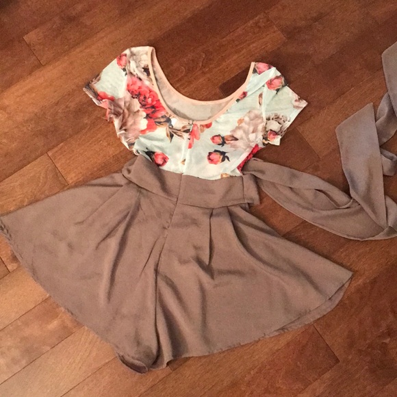 Floral Romper!! - Picture 2 of 5